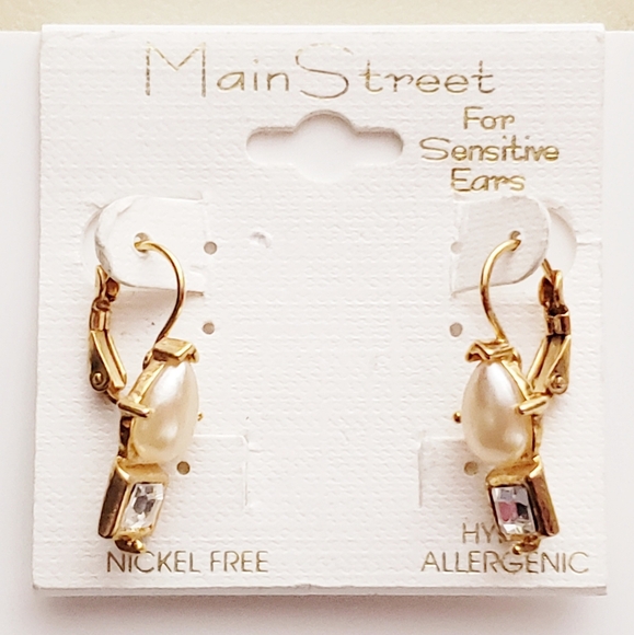 NWT Pretty Pearl & Rhinestone Leverback Sensitive Ears Gold Tone Earrings - Picture 1 of 7